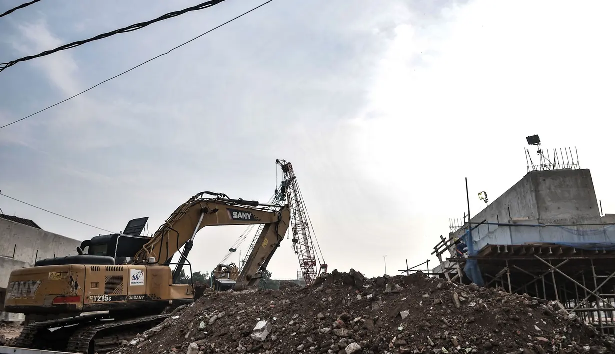 Aktivitas alat berat di proyek pembangunan Tol Becakayu seksi 1A di kawasan Pasar Gembrong, Jakarta, Selasa (14/7/2020). Proyek pembangunan Tol Becakayu seksi 1A rute Kampung Melayu-Cipinang Muara sepanjang 3,5 kilometer tersebut molor dari target. (merdeka.com/Iqbal S. Nugroho)