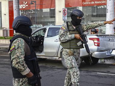 Anggota tentara menghentikan lalu lintas di sebuah pos pemeriksaan di jalan Guayaquil, Ekuador, pada 3 April 2023. (AFP/Gerardo Menoscal)