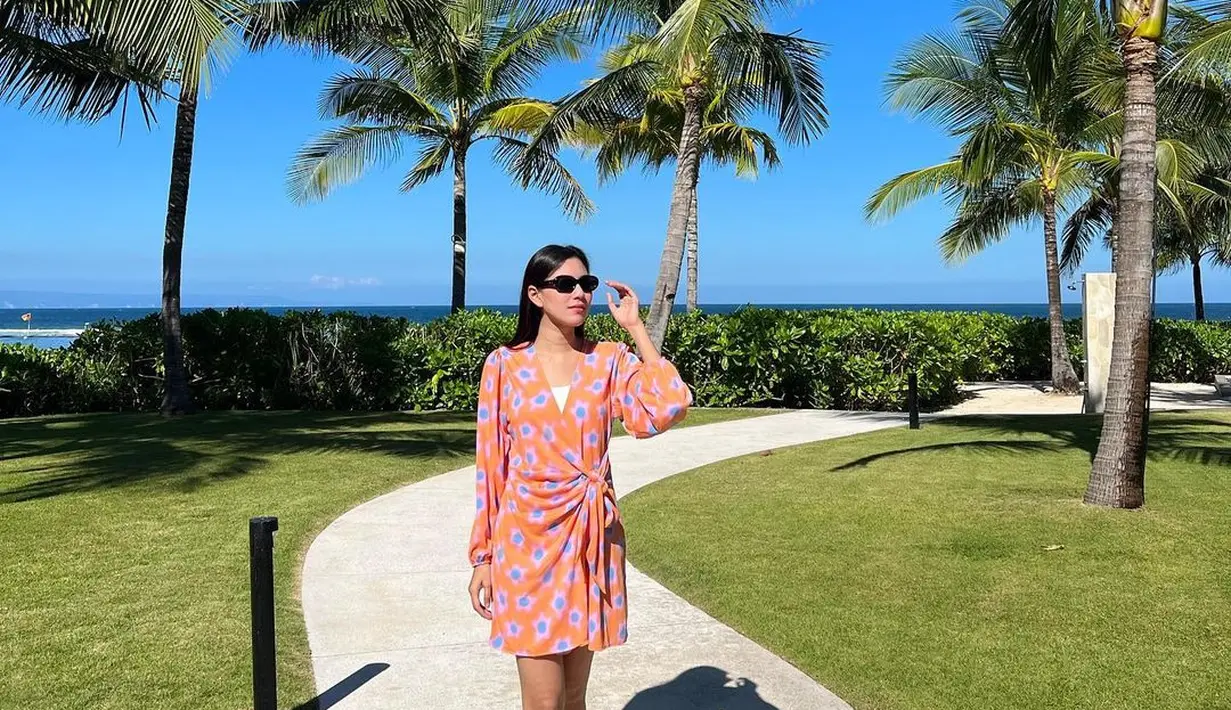 Begitu pula sang ipar, Syahnaz Sadiqah yang tampil playful dibalut wrap dress polkadot bernuansa peach. [Foto: IG/syahnazs].