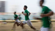 Sejumlah pemain Persipasi Bandung Raya (PBR) berlari saat berlatih jelang Piala Presiden 2015 di Stadion Lebak Bulus, Jakarta, Minggu (23/8/2015). (Bola.com/Vitalis Yogi Trisna)