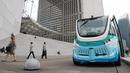 Bus listrik tanpa sopir ini dilengkapi sensor yang memungkinkannya melokalisasi posisi dan mendeteksi hambatan di jalan bahkan membaca rambu lalu lintas, Paris, Prancis, Senin (3/7). (AFP Photo/Jacques Demarthon)