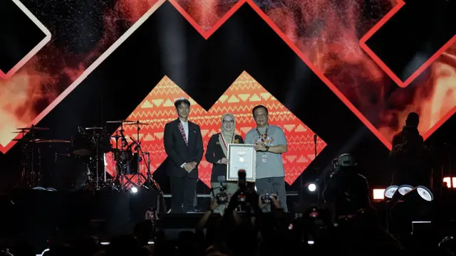 Pemberian piagam penghargaan rekor Museum Rekor Dunia Indonesia (MURI) sebagai pertunjukan band dengan jumlah musisi terbanyak di Indonesia kepada Lurie Munthari selaku penyelenggra acara Saburai Grand Jam 2025. Foto : (Istimewa).