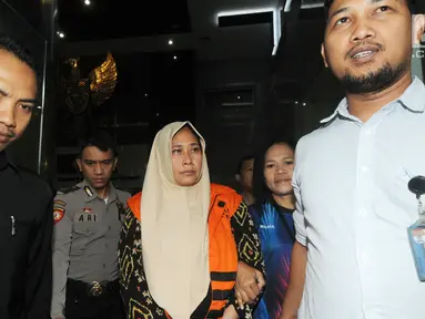 Mirawati Basri, orang kepercayaan I Nyoman Dhamantra memakai rompi tahanan usai menjalani pemeriksaan di Gedung KPK, Jakarta, Jumat (9/8/2019). Mirawati Basri resmi ditahan terkait suap izin impor bawang putih dari Kementerian Pertanian dan SPI dari Kemendag. (merdeka.com/Dwi Narwoko)