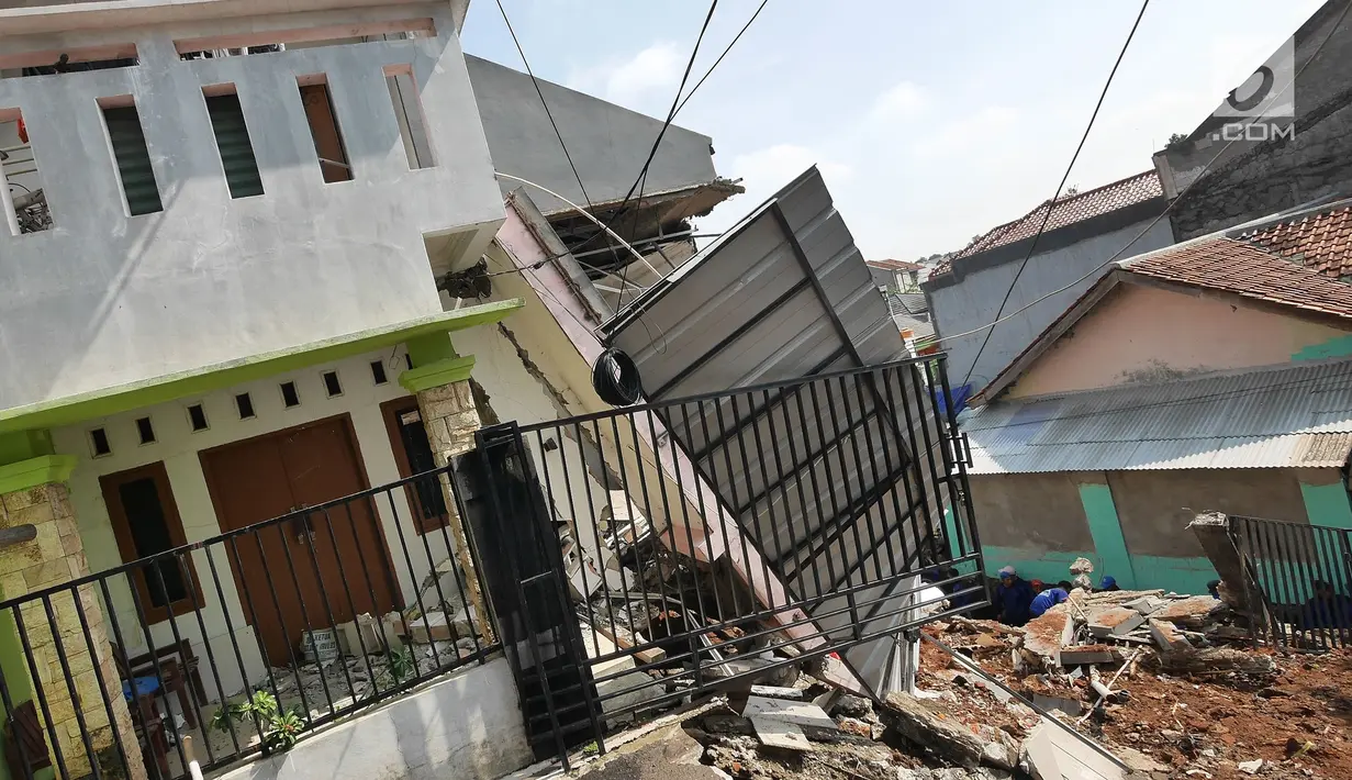 Kondisi rumah yang rusak akibat longsor di Perumahan Pesona Kalisari, Pasar Rebo, Jakarta, Selasa (27/11). Belum diketahui total kerugian atas kejadian yang tidak menimbulkan korban jiwa pada Senin (26/11) sore itu. (Liputan6.com/Herman Zakharia)