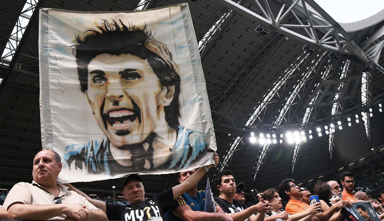 Suporter Juventus membentangkan poster Gianluigi Buffon saat melawan Verona pada laga Serie A Italia di Stadion Allianz, Turin, Sabtu (19/5/2018). Laga ini menjadi yang terakhir bagi Buffon setelah 17 tahun membela Juventus. (AFP/Marco Bertorello)