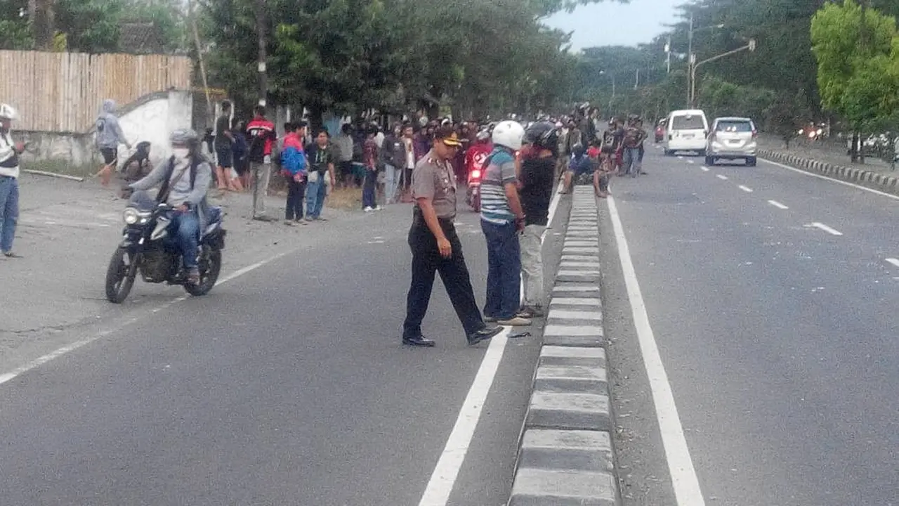 Mobil Milik Sabhara Ikut Dirusak Massa Diduga Suporter Bola