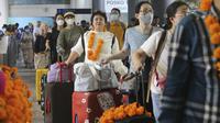 Wisatawan mancanegara (wisman) asal China tiba di bandara internasional Ngurah Rai di Bali, Minggu (22/1/2023). Pada 2019, jumlah wisatawan Tiongkok menempati posisi terbanyak kedua dengan dua juta kunjungan, di bawah Malaysia yang menyumbang 2,98 juta kunjungan turis. (AP Photo/Firdia Lisnawati)
