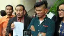 Kuasa hukum Chyntiara Alona (kiri) memperlihatkan laporan yang diajukan Alona atas penghinaan yang dilakukan EF di salah satu studio stasiun televisi swasta, Reskrimum Polda Metro, Jakarta, Senin (15/6/2015). (Liputan6.com/Panji Diksana) 