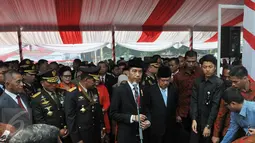 Presiden Jokowi (tengah) saat akan mengucapkan belasungkawa atas jatuhnya pesawat Hercules C-130, usai upacara HUT Polri di Mako Brimob Polri, Kelapa Dua, Depok, Rabu (1/7/2015). (Liputan6.com/Herman Zakharia)
