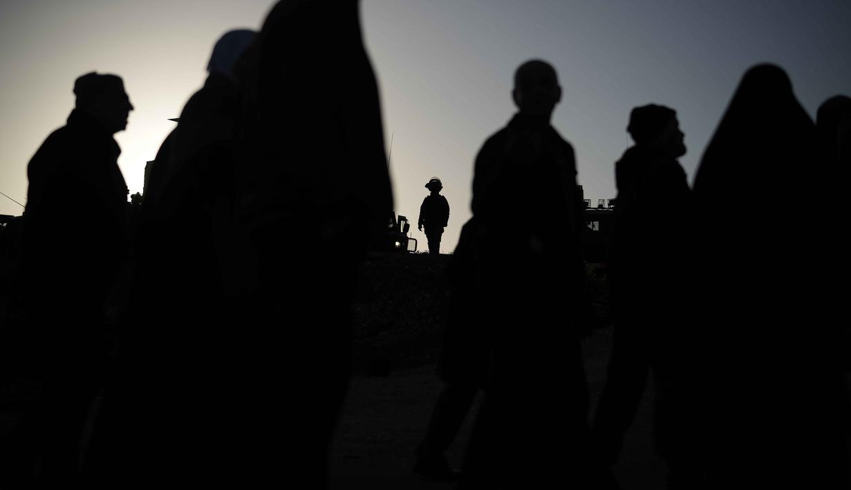 Otoritas Israel membatasi jumlah jemaah dari Tepi Barat maksimal 10.000 orang untuk bisa mengikuti salat Jumat. Tampak dalam foto, warga Palestina berbaris untuk melewati pos pemeriksaan militer Israel Qalandia antara kota Ramallah di Tepi Barat dan Yerusalem dalam perjalanan mereka untuk menghadiri salat Jumat di Masjid Al-Aqsa saat bulan suci Ramadan 1447 Hijriah, Jumat 20 Februari 2026. (AP Photo/Leo Correa)