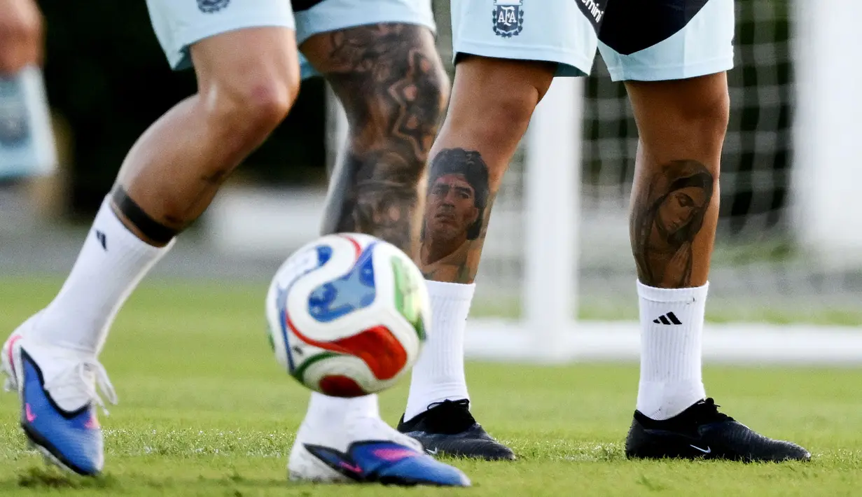 Tato bergambar Maradona dan Bunda Maria dari pemain Timnas Argentina, Gabriel Rojas dalam latihan persiapan menjelang laga FIFA Matchday melawan Mauritania di Ezeiza, Buenos Aires, Argentina, Rabu (25/03/2026). (AFP/Luis Robayo)
