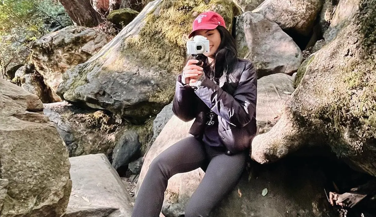 Tak hanya berkunjung ke kampus saja, akan tetapi Maudy Ayunda juga menyempatkan diri untuk tracking. Wanita yang aktif sebagai penyanyi sekaligus aktris ini memang cukup menggemari olahraga tracking. (Liputan6.com/IG/@maudyayunda)