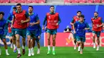 Penyerang timnas Portugal, Cristiano Ronaldo (tengah) bersama rekan-rekan setimnya mengambil bagian dalam sesi latihan MD-1 di Stadion Leipzig di Leipzig, Jerman pada 17 Juni 2024. (JOHN MACDOUGALL/AFP)