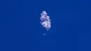 <p>Sisa balon mata-mata China terjatuh di atas Samudra Atlantik, South Carolina, Amerika Serikat, 4 Februari 2023. Balon mata-mata tersebut jatuh sekitar enam mil laut di lepas pantai Amerika Serikat pada pukul 14.39 EST (19.39 GMT). (Chad Fish via AP)</p>