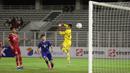 <p>Kiper Timnas Indonesia U-20, Rifky Tofani kebobolan gol kedua lewat sepakan lambung bek Uzbekistan U-20, Ozodbek Kurbonov pada laga uji coba internasional di Stadion Madya, Senayan, Jakarta, Selasa (30/1/2024). (Bola.com/M Iqbal Ichsan)</p>