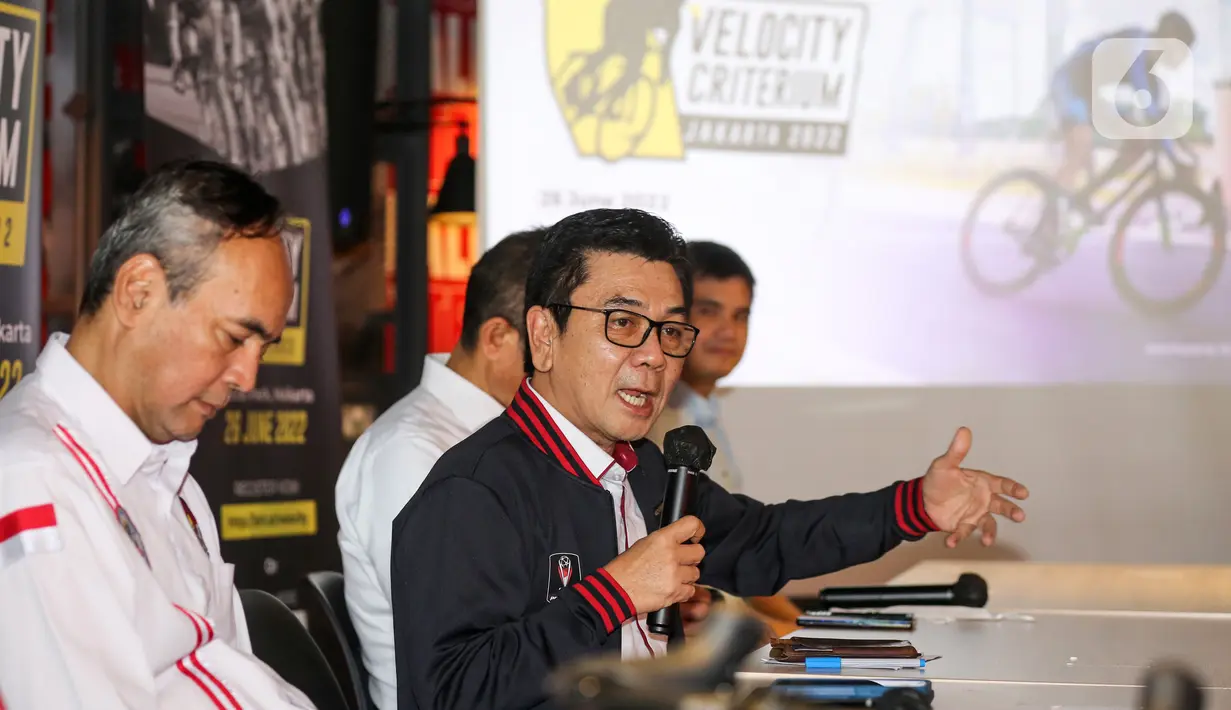 Deputi Bidang Peningkatan Prestasi Olahraga Kementerian Pemuda dan Olahraga Chandra Bhakti memberi keterangan pers perlombaan balap sepeda bertajuk Velocity Criterium, di Jakarta (16/6/2022). Event perdana Velocity Criterium akan diselenggarakan pada Minggu 26 Juni 2022 di Meikarta Central Park, Cikarang, Bekasi dan di sejumlah kota di Jakarta, Bandung, Yogyakarta, Surabaya, Bali, dan Flores di ajang road race Tour de Flores hingga pertengahan 2023. (Liputan6.com/Fery Pradolo)