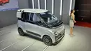 Para pengunjung IIMS 2023 pasti familiar dengan mobil ini. Wuling Air EV customs yang dipajang menawarkan tampilan futuristis dengan paras seperti Robocop. Imbuhan-imbuhan body kit, velg berwarna gelap, hingga pemilihan warna membuatnya semakin terlihat layaknya datang dari masa depan.