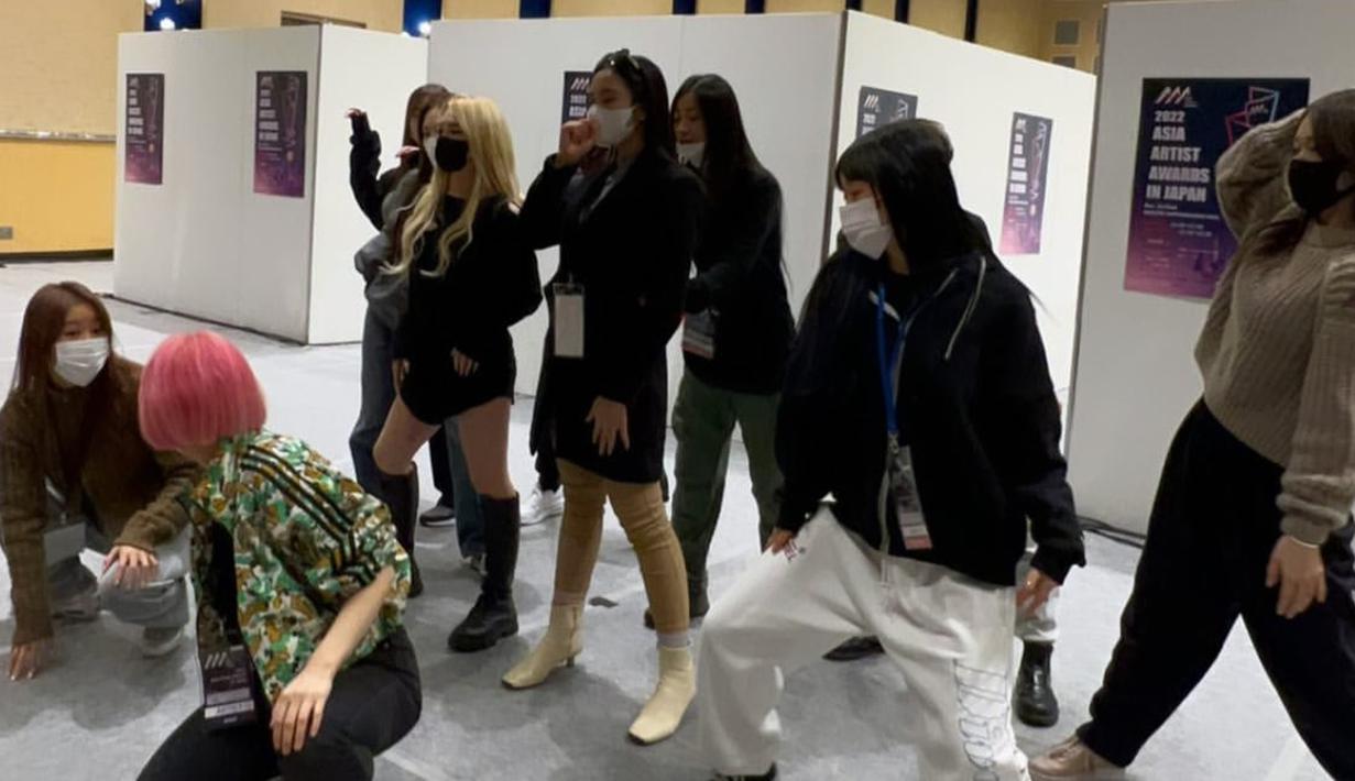 Lyodra juga tampak begitu serius berlatih di belakang panggung dengan beberapa dancer. Penampilan Lyodra di panggung AAA 2022 ini juga dinantikan oleh banyak penggemar. (Liputan6.com/Twitter/@MylyodraOfc)