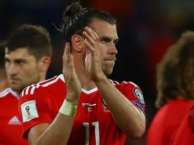 Gelandang Real Madrid, Gareth Bale usai pertandingan melawan Austria di Kualifikasi Piala Dunia 2018 di Cardiff, (2/9). Bale gagal mengantar wales melaju ke Piala Dunia 2018 setelah hanya menempati peringkat ketiga di Grup D. (AFP Photo/Geoff Caddick)