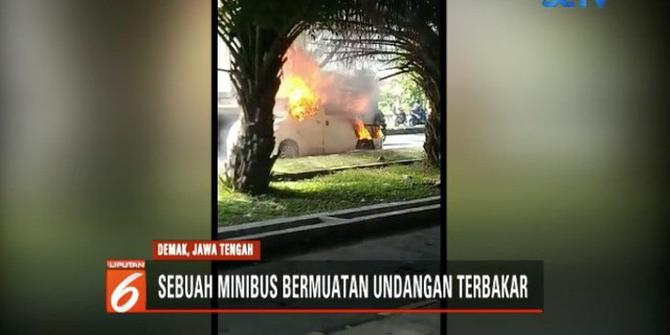 Mobil Bermuatan Ribuan Undangan Terbakar Hebat di Demak