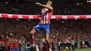 Pada menit ke-48, gol Marcos Llorente menggandakan keunggulan Atletico Madrid. (Pierre-Philippe MARCOU/AFP)