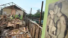 Sejumlah pekerja membongkar bangunan salah satu cafe di Kalijodo, Jakarta, Selasa (23/2). Eksekusi permukiman dan kafe di Kalijodo oleh Pemprov DKI Jakarta akan dilakukan 29 Februari mendatang. (Liputan6.com/Gempur M Surya)