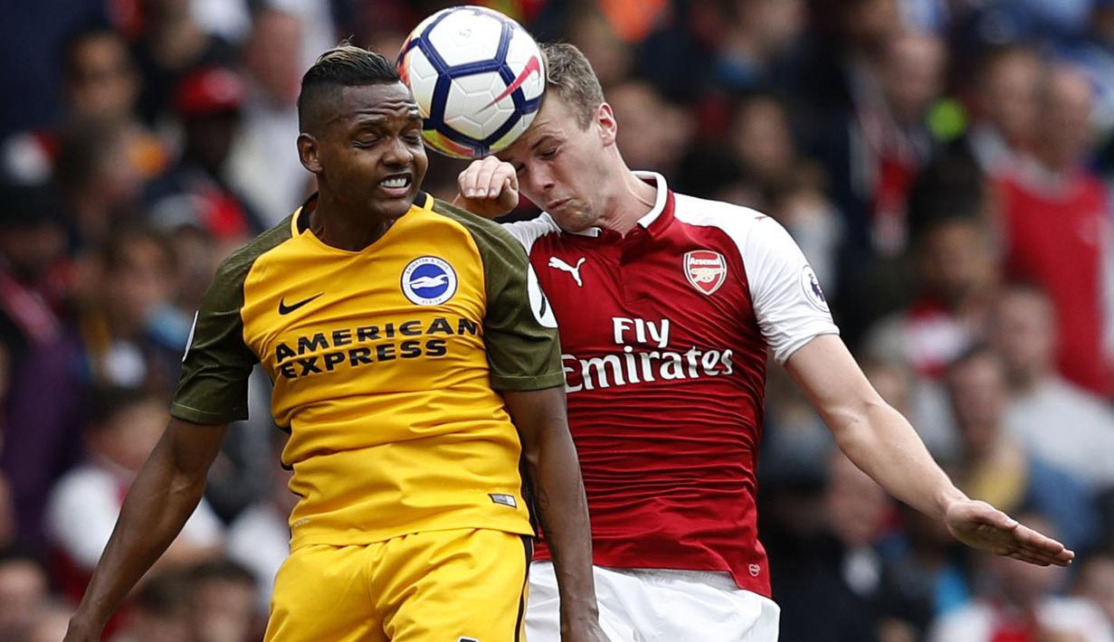 Pemain Brighton, Jose Izquierdo (kiri) berduel dengan pemain Arsenal, Rob Holding pada lanjutan Premier League di Emirates Stadium, London, (1/10/2017). Arsenal menang 2-0. (AFP/Adrian Dennis) 