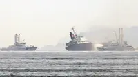 Tujuh dari delapan awak kapal berhasil diselamatkan dari insiden ledakan yang terjadi di stasiun dekat pantai Prefektur Hyogo, sekitar 450 kilometer barat Tokyo, (29/5/2014). (AFP PHOTO/Japan Coast Guard)