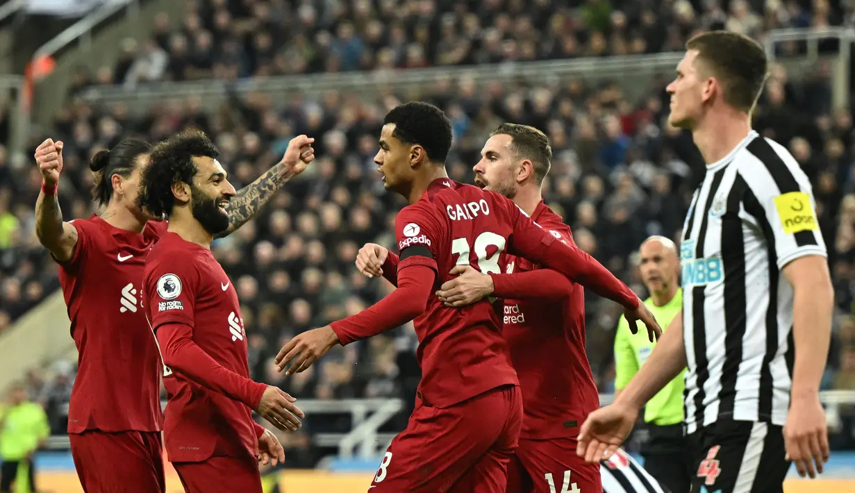 Para pemain Liverpool merayakan gol ke gawang Newcastle United yang dicetak Cody Gakpo (tengah) dalam laga Liga Inggris 2022/2023 di St James' Park, Newcastle (18/2/2023). Rekor lainnya yang bisa dipecahkan Liverpool adalah memutus rentetan 6 laga terakhir tak pernah menang atas Real Madrid di kancah Eropa. Dengan sinyal kebangkitan The Reds dalam dua laga terakhir di Premier League, kemenangan bukan hal yang mustahil didapat dalam pertemuan ketujuh nanti. (AFP/Oli Scarff)