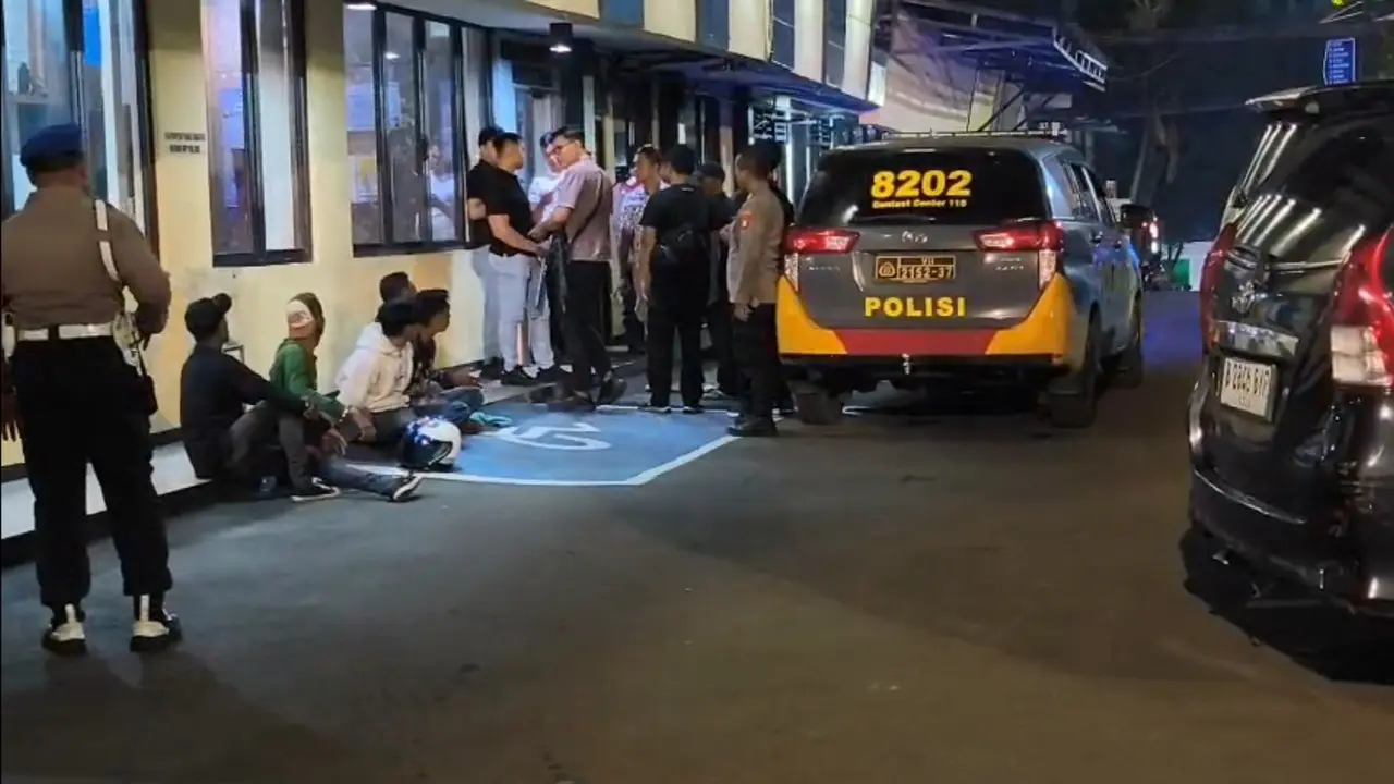 Sejumlah terduga tersangka terlibat bentrokan di Jalan Raya Jakarta-Bogor telah diamankan di Polres Metro Depok. (Liputan6.com/Dicky Agung Prihanto)