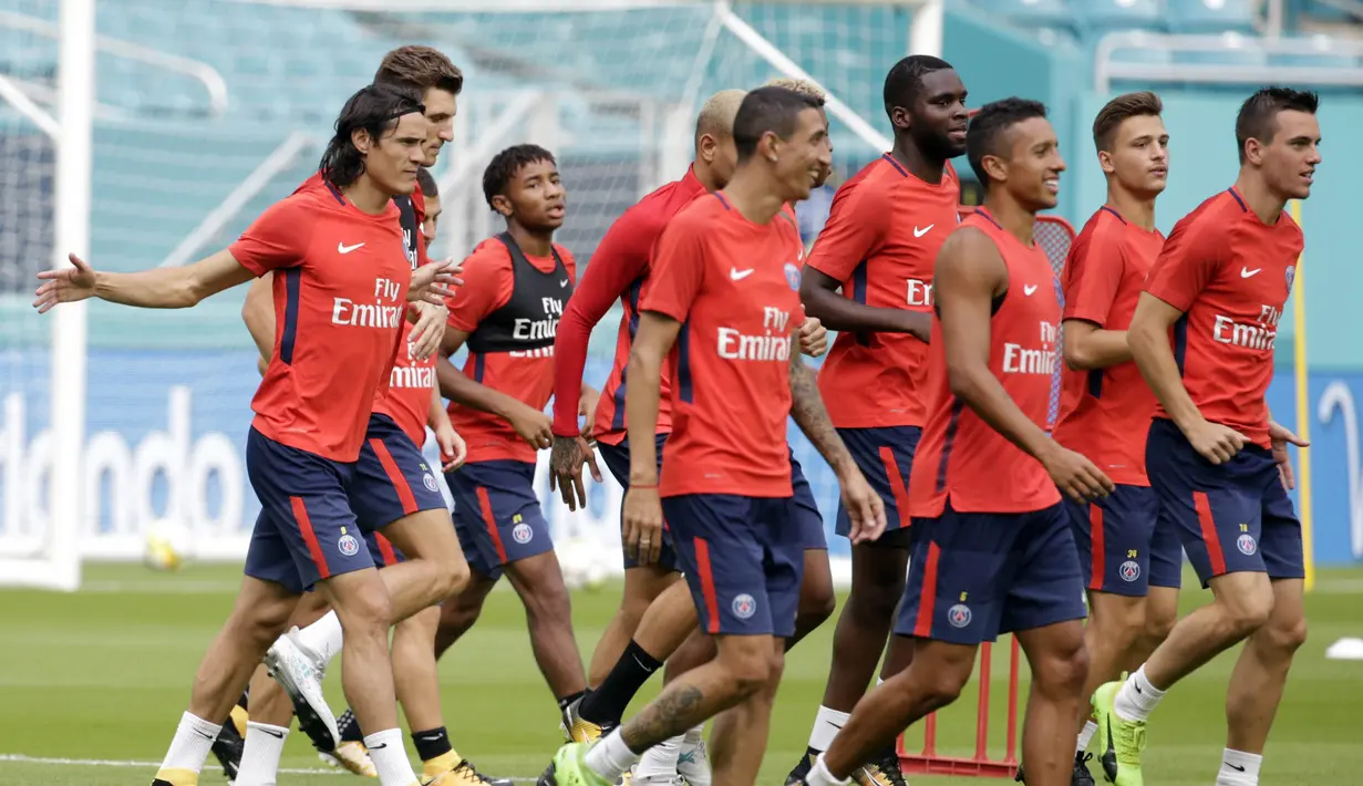 Para pemain Paris Saint-Germain mengikuti sesi latihan di Miami, Selasa (25/7/2017). Paris Saint-Germain akan menghadapi Juventus pada laga turnamen pramusim bertajuk International Champions Cup 2017 di AS. (AP/Lynne Sladky)