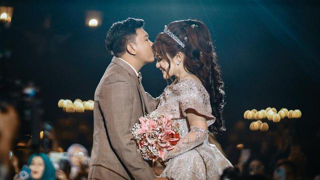 Bak Princess, 8 Gaya Mewah Bella Bonita Dibalut Gaun Bling-bling di Acara Ngunduh Mantu