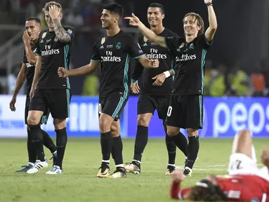 Para pemain Real Madrid merayakan kemenangan atas Manchester United pada laga Piala Super Eropa di Stadion Philip II, Skopje, Selasa (8/8/2017). Real Madrid menang 2-1 atas Manchester United. (AFP/Nikolay Doychinov) 