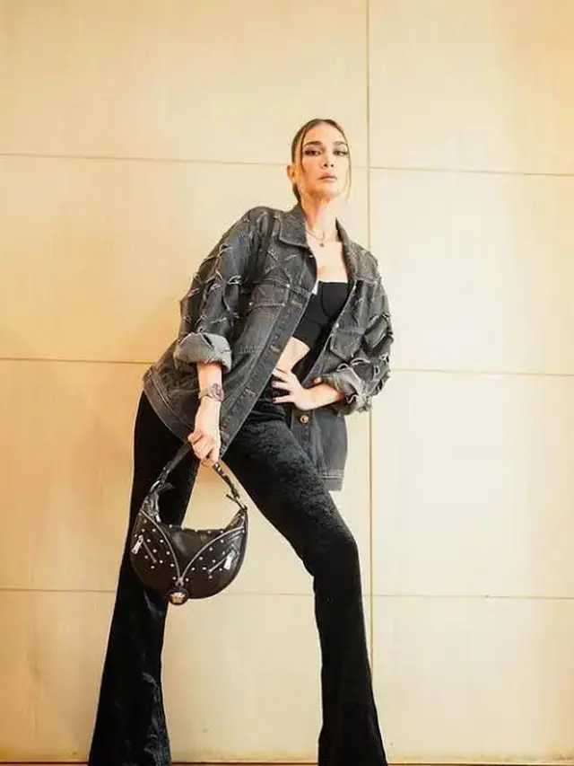 Inspirasi padu padan jaket jeans ala Luna Maya (Instagram/@lunamaya)