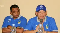 Pelatih anyar PSIM, Liestiadi (kanan), bersama asistennya, Erwan Hendarwanto, setelah dikenalkan ke awak media, Kamis (10/10/2019). (Bola.com/Vincentius Atmaja)