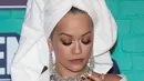 Penyanyi Rita Ora menghadiri MTV Europe Music Awards (MTV EMA) 2017 di London, Minggu (12/11). Wajah  Rita Ora dirias makeup lengkap, dengan riasan bernuansa merah kecokelatan mulai dari eyeshadow hingga lipstik. (Photo by Vianney Le Caer/Invision/AP)