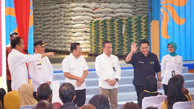 Menteri BUMN Erick Thohir mendampingi Presiden Joko Widodo (Jokowi) membagikan bantuan pangan beras, di Singkawang, Kalimantan Barat, dikutip dari keterangan resmi, Rabu (20/3/2024). (dok BUMN)
