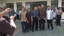 Sejumlah orang berfoto bersama Basuki Tjahaja Purnama (Ahok) sesaat sebelum meninggalkan gedung PN Jakarta Utara, Selasa (20/12). Ahok mendapat pengawalan polisi anti-teror usai menjalani sidang kedua kasus dugaan penistaan. (REUTERS/Adek BERRY/Pool)