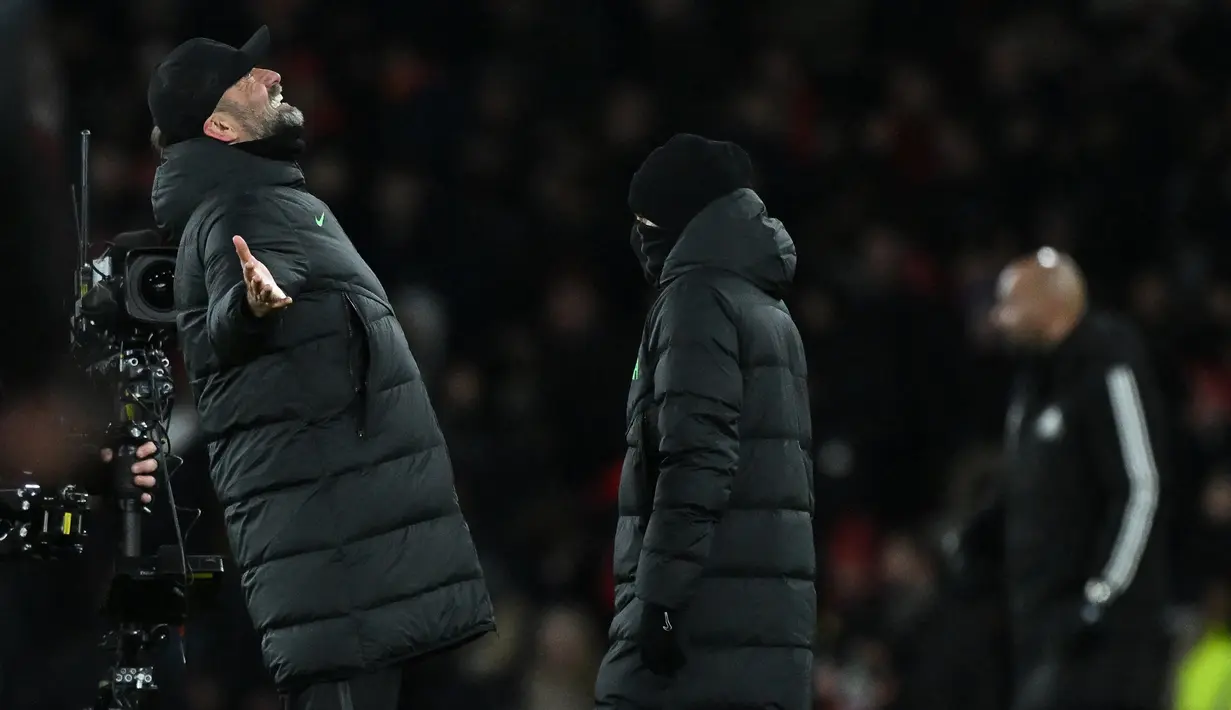 Pelatih Liverpool, Jurgen Klopp (kiri), meluapkan kebahagiannya setelah timnya memenangkan pertandingan putaran ketiga FA Cup 2023/2024 melawan Arsenal yang berlangsung di Emirates Stadium, Minggu (7/1/2024) malam WIB. (AFP/Ben Stansall)