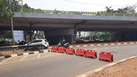 Petugas kepolisian mengalihkan arus lalu lintas di depan gedung DPR. (Liputan6.com/Yopi Makdori)