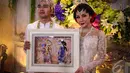 Dalam akad nikah, Raffi Ahmad menyerahkan mas kawin berupa uang sejumlah Rp17.022.014, Jakarta, (17/10/14). (Liputan6.com/Faizal Fanani)