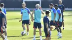 Sebulan terakhir nama Frankie De Jong sering sekali dikaitkan dengan Manchester United. Gelandang Barcelona itu dikabarkan jadi buruan utama Setan Merah di musim panas ini.(AFP/Pau Barrena)