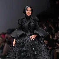 Artis cantik Laudya Chinthia Bella tampil begitu sempurna dengan nuansa gaun muslim. Gaun warna hitam itu terlihat cantik dengan dihiasi bulu-bulu yang juga warna hitam. (Deki Prayoga/Bintang.com)