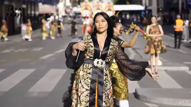 Anggun C. Sasmi di acara Shopee Java in Paris.