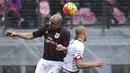 Pemain AC Milan,  Alex (kiri) berebut bola dengan pemain CFC Genoa pada lanjutan Liga Italia Serie A pekan ke-25 di Stadion  San Siro, Milan, Minggu (14/2/2016) WIB. (AFP/Olivier Morin)