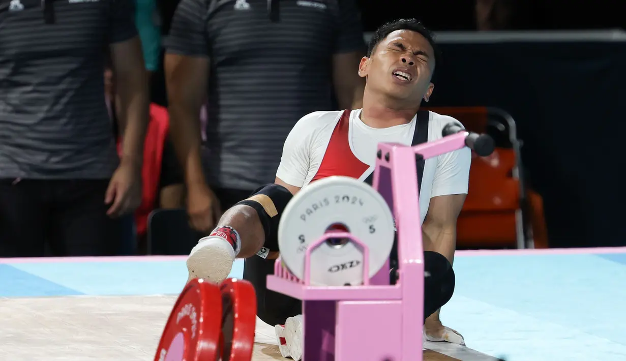 Lifter Indonesia, Eko Yuli Irawan mengeram kesakitan setelah gagal melakukan angkatan clean and jerk pada cabang olahraga angkat besi 61 kg putra Olimpiade 2024 di South Paris Arena, Paris, Prancis, Rabu (07/08/2024). (Dok. NOC Indonesia/Naif Muhammad Al'as)