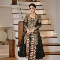 Pesona cantik dan berkelas dari Naysila Mirdad saat tampil mengenakan kebaya. Kebaya hitam dengan bordir emas, dipadunya dengan kain batik bernuansa senada dan selendang hitam yang serasi. [Foto: Instagram/avenue8boutique]