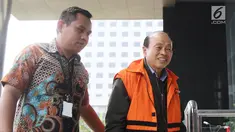 Tersangka Direktur PT Moderna Teknik Perkasa, Susilo Prabowo (kanan) tiba di Gedung KPK, Jakarta, Kamis (2/8). Susilo kembali diperiksa terkait dugaan suap proyek infrastruktur di Kabupaten Tulungagung dan Kota Blitar. (Liputan6.com/Herman Zakharia)