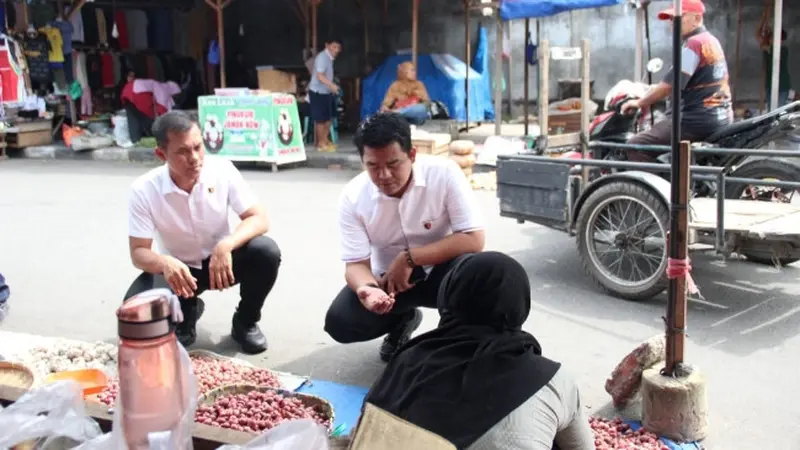 Kasat Reskrim Polresta Pekanbaru bersama anggotanya mengecek stok pangan di pasar tradisional menjelang Lebaran Idul Adha.
