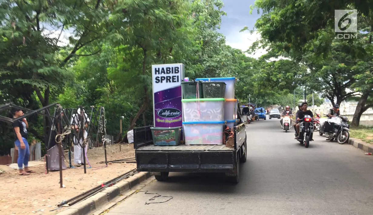PKL memasang tenda untuk berdagang di Jalur Inspeksi Kanal Banjir Timur, Jakarta, Rabu (3/1). Kurangnya pengawasan menyebabkan jalur inspeksi tersebut dipenuhi PKL sehingga mengganggu ketertiban umum. (Liputan6.com/Immanuel Antonius)